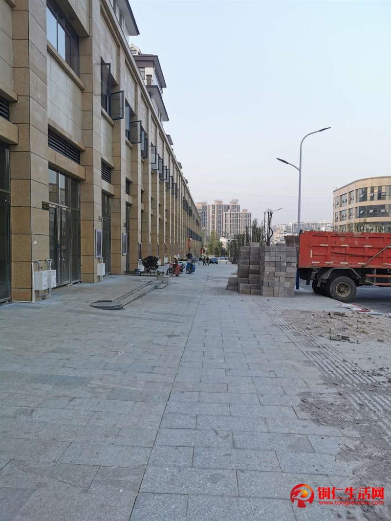 贵州省铜仁市万山区仁山办事处半岛花园第C地块裙楼负0室 1厅 1卫面议